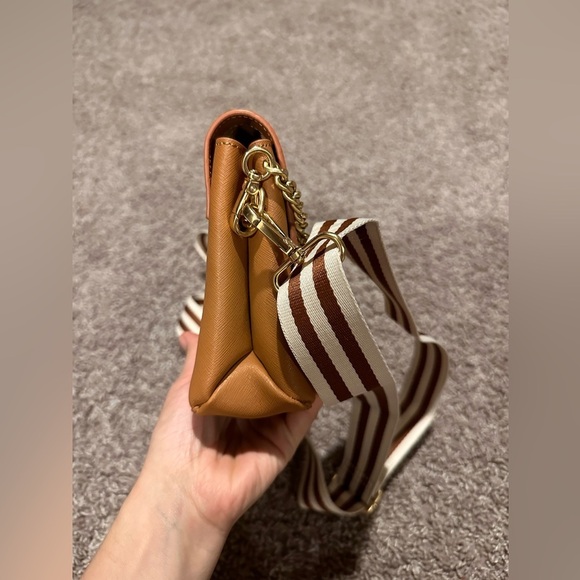 NWOT J.W Hulme Genuine Leather Crossbody Logo Bag Chain detail - Picture 3 of 12